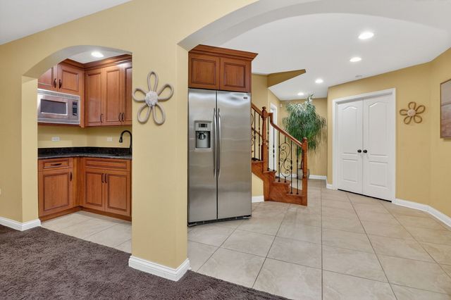 1 Crenshaw Court, Bolingbrook, IL 60490