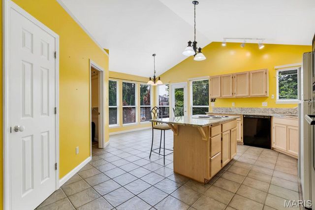 2910 Championship Boulevard, Oakville, MO 63129