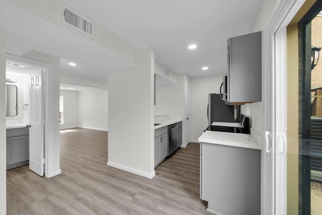6111 Beverly Hill Street 32, Houston, TX 77057