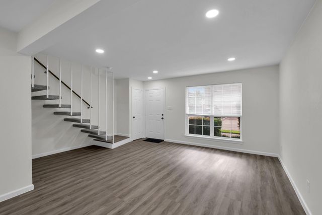 6111 Beverly Hill Street 32, Houston, TX 77057
