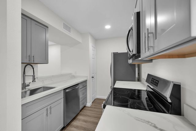 6111 Beverly Hill Street 32, Houston, TX 77057