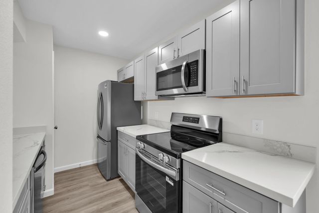 6111 Beverly Hill Street 32, Houston, TX 77057