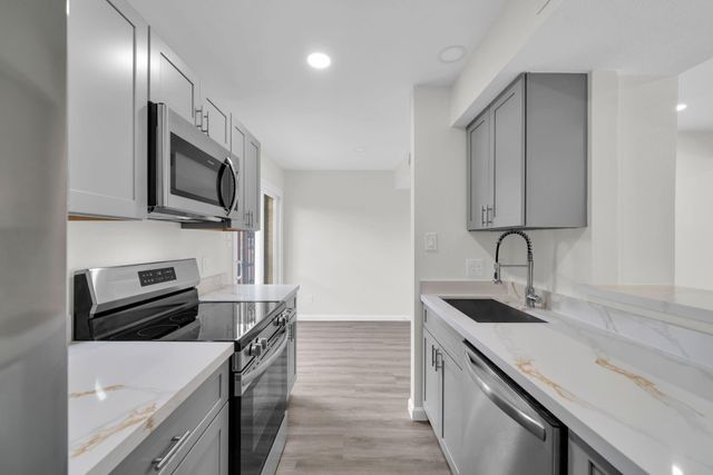 6111 Beverly Hill Street 32, Houston, TX 77057