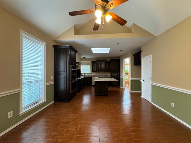 2865 Oak Creek Drive, Paris, TX 75462