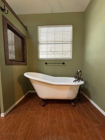 2865 Oak Creek Drive, Paris, TX 75462