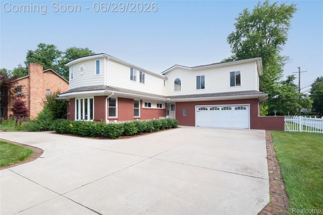 622 Sunningdale Drive, Grosse Pointe Woods, MI 48236