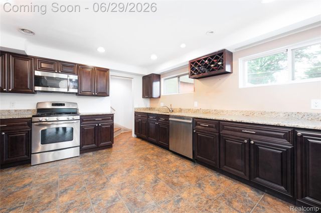 622 Sunningdale Drive, Grosse Pointe Woods, MI 48236