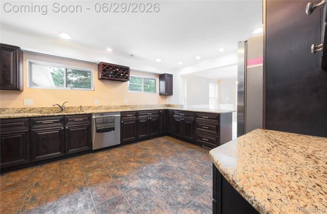 622 Sunningdale Drive, Grosse Pointe Woods, MI 48236