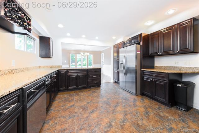622 Sunningdale Drive, Grosse Pointe Woods, MI 48236