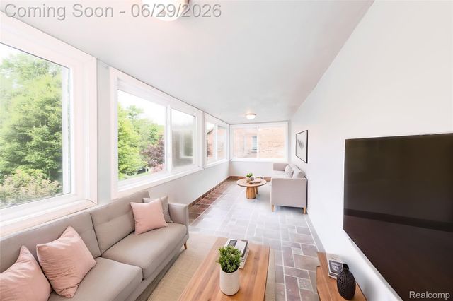 622 Sunningdale Drive, Grosse Pointe Woods, MI 48236