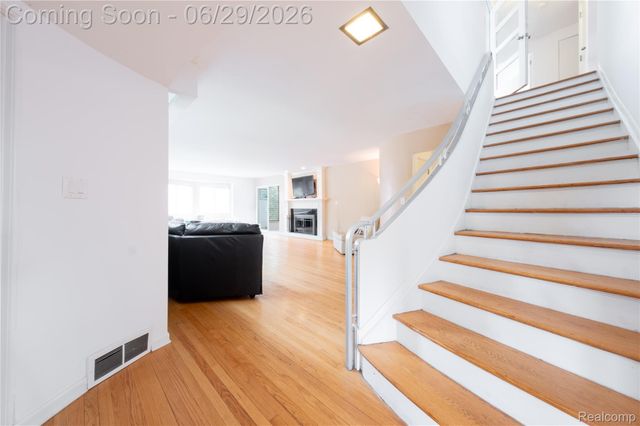 622 Sunningdale Drive, Grosse Pointe Woods, MI 48236