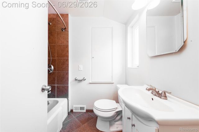 622 Sunningdale Drive, Grosse Pointe Woods, MI 48236