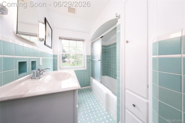 622 Sunningdale Drive, Grosse Pointe Woods, MI 48236