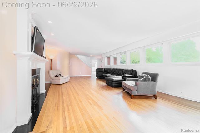 622 Sunningdale Drive, Grosse Pointe Woods, MI 48236
