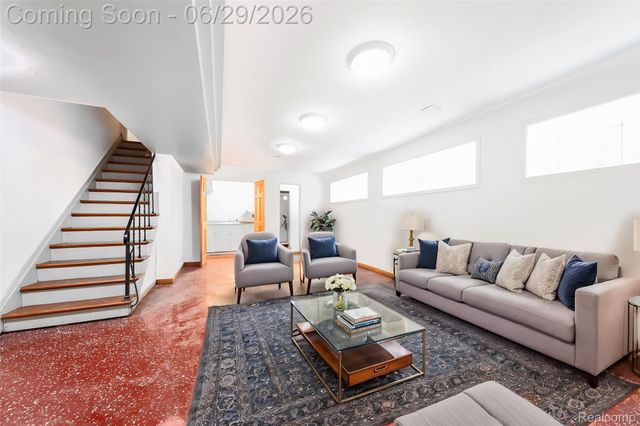 622 Sunningdale Drive, Grosse Pointe Woods, MI 48236