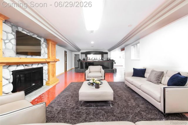 622 Sunningdale Drive, Grosse Pointe Woods, MI 48236