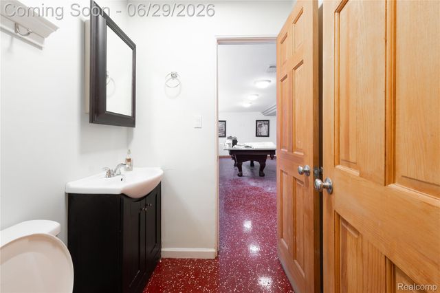 622 Sunningdale Drive, Grosse Pointe Woods, MI 48236