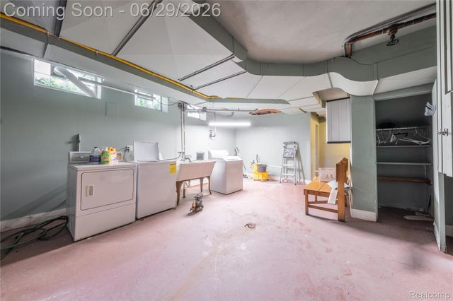 622 Sunningdale Drive, Grosse Pointe Woods, MI 48236