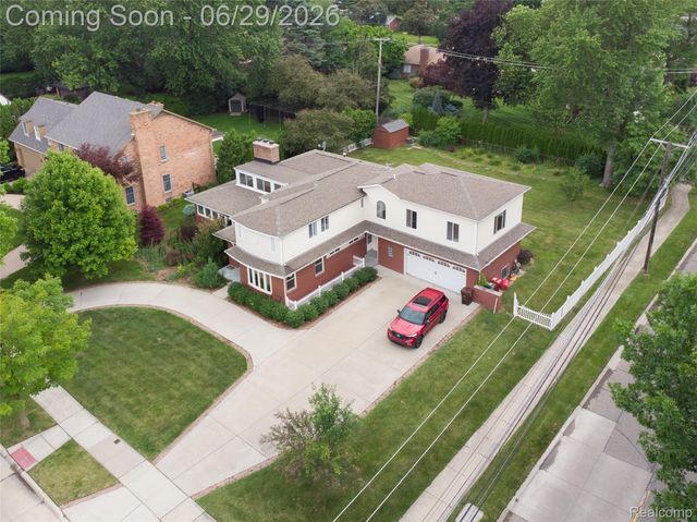 622 Sunningdale Drive, Grosse Pointe Woods, MI 48236