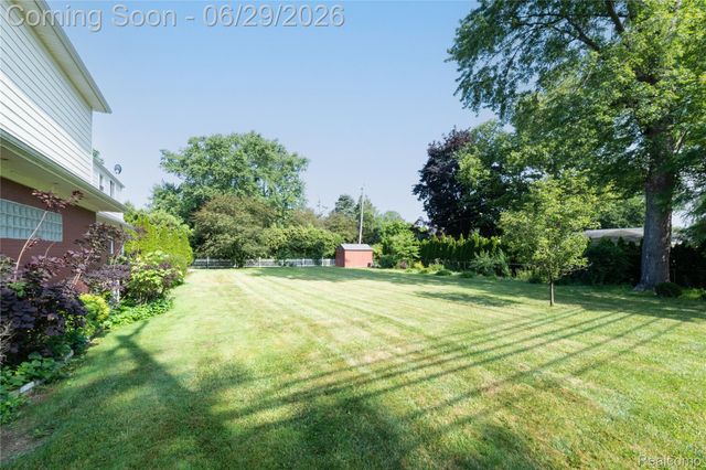 622 Sunningdale Drive, Grosse Pointe Woods, MI 48236