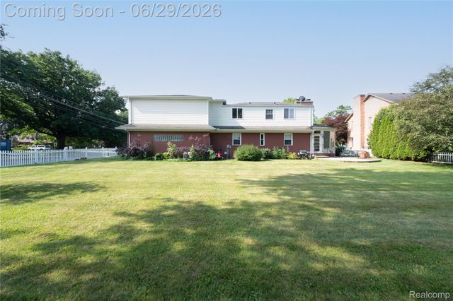 622 Sunningdale Drive, Grosse Pointe Woods, MI 48236