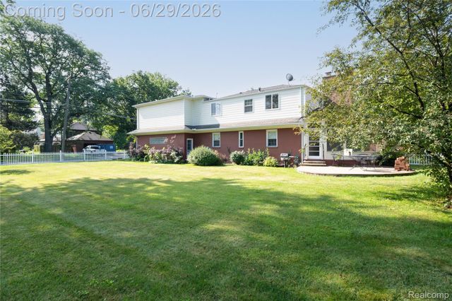 622 Sunningdale Drive, Grosse Pointe Woods, MI 48236