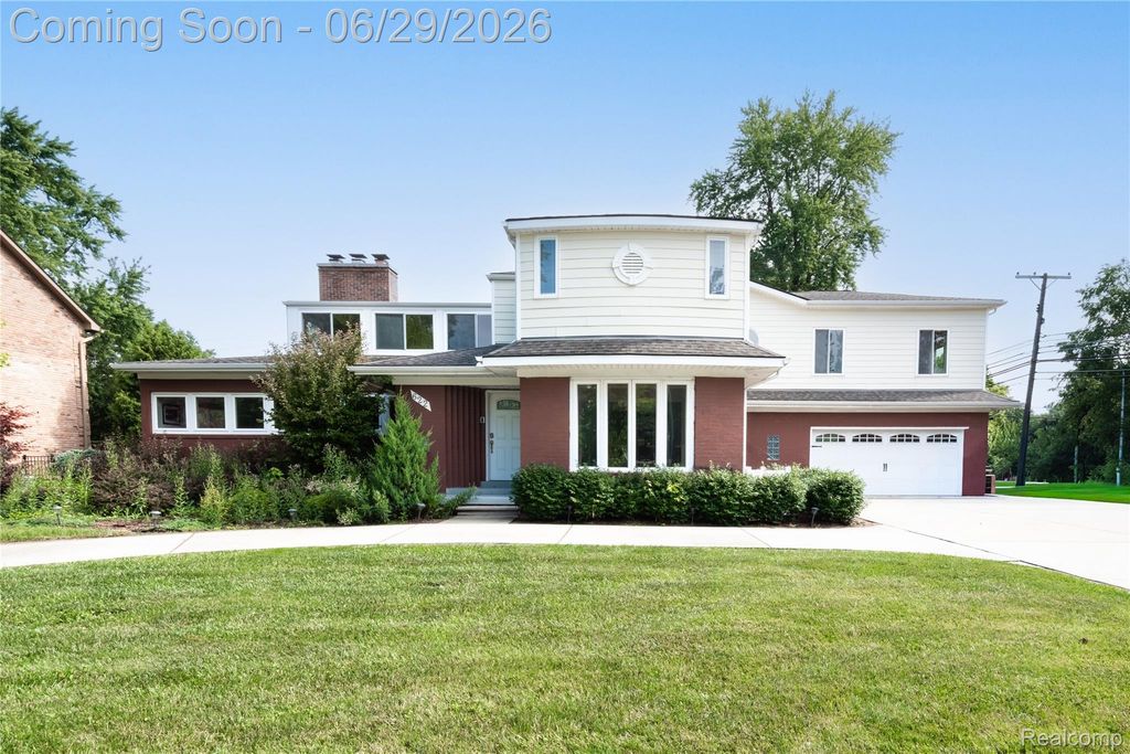 622 Sunningdale Drive, Grosse Pointe Woods, MI 48236