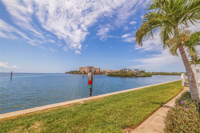 5266 BEACH DRIVE SE B, St Petersburg, FL 33705
