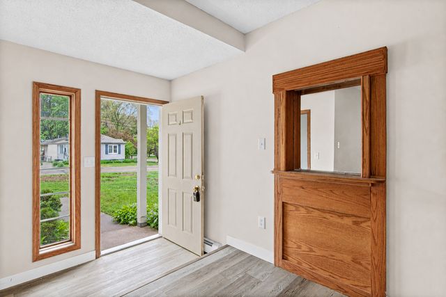 6262 7th Street N, Oakdale, MN 55128