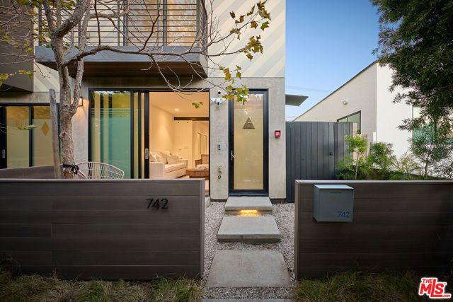 742 Brooks Avenue, Los Angeles, CA 90291