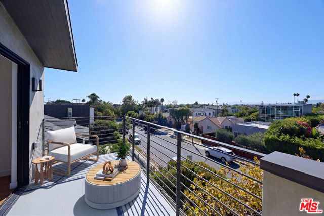 742 Brooks Avenue, Los Angeles, CA 90291