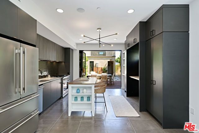 742 Brooks Avenue, Los Angeles, CA 90291