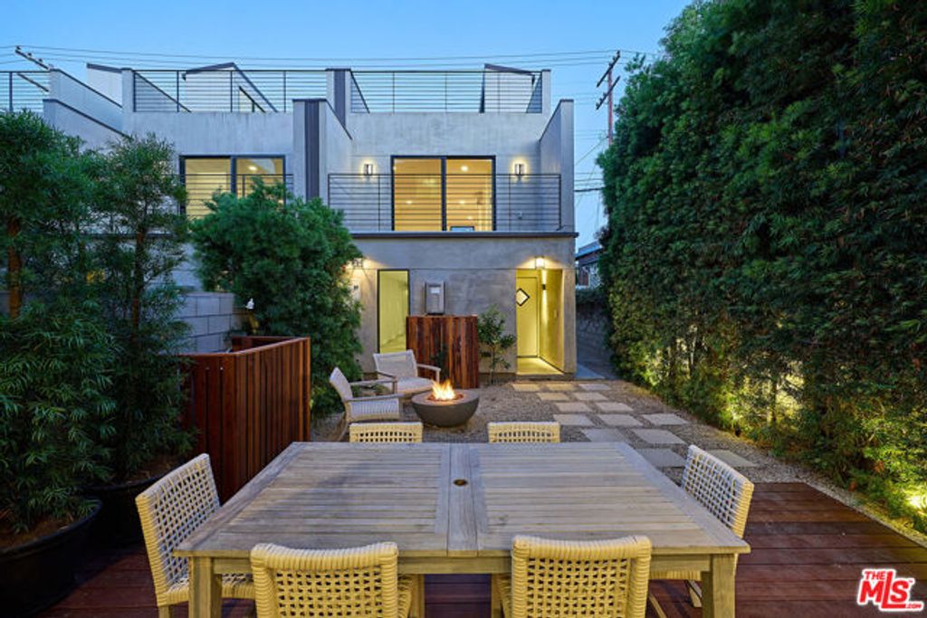 742 Brooks Avenue, Los Angeles, CA 90291