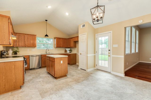 205 Mango Street, Lake Jackson, TX 77566