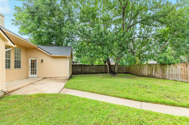 205 Mango Street, Lake Jackson, TX 77566