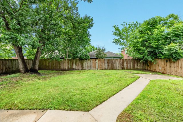 205 Mango Street, Lake Jackson, TX 77566