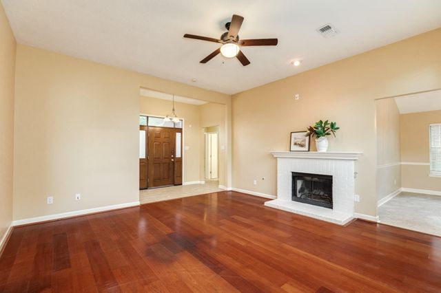 205 Mango Street, Lake Jackson, TX 77566