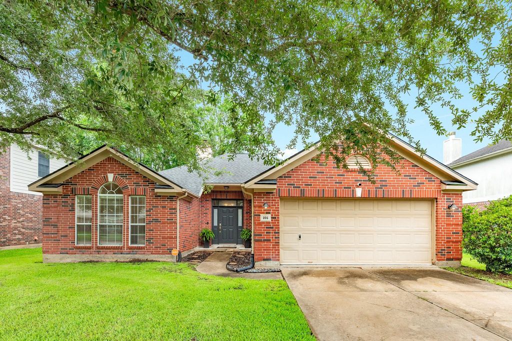 205 Mango Street, Lake Jackson, TX 77566