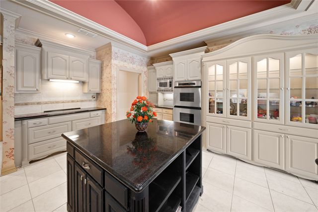 7402 Hollytree Drive, Tyler, TX 75703