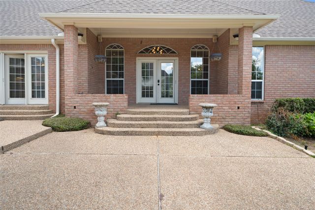 7402 Hollytree Drive, Tyler, TX 75703