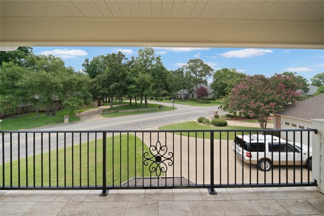 7402 Hollytree Drive, Tyler, TX 75703