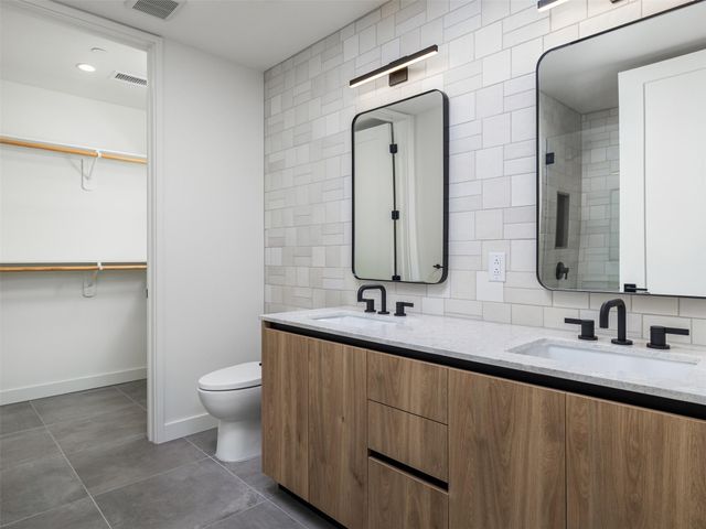 84 East Ave 2003, Austin, TX 78701