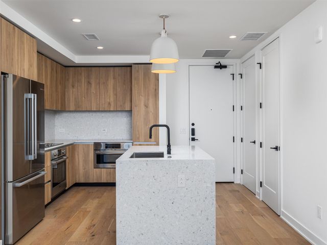 84 East Ave 2003, Austin, TX 78701