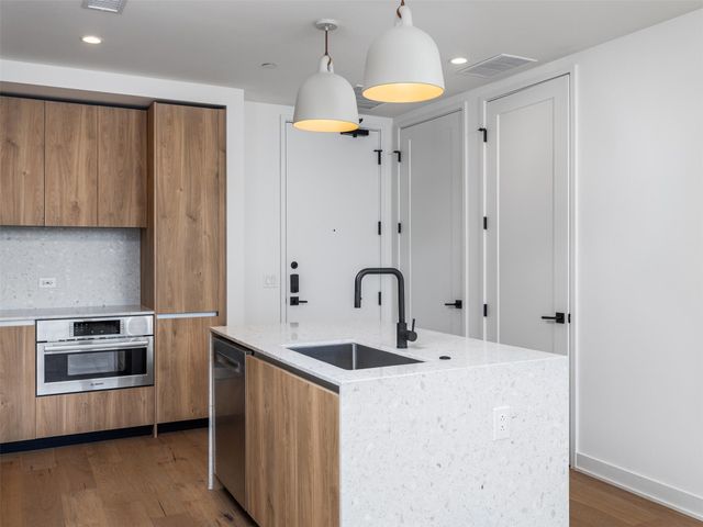 84 East Ave 2003, Austin, TX 78701