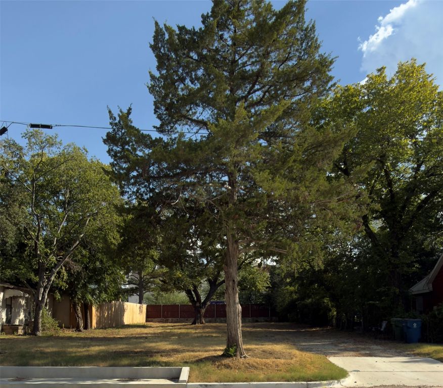 132 W College Street, Lewisville, TX 75057 — exterior