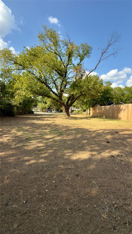 132 W College Street, Lewisville, TX 75057 — photo 2