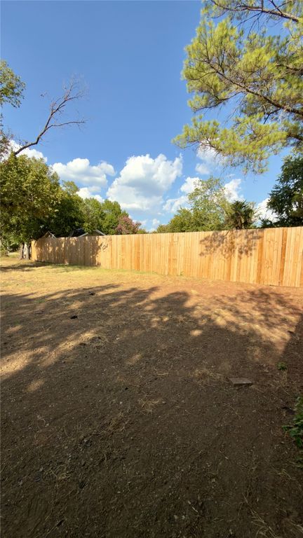 132 W College Street, Lewisville, TX 75057 — photo 4