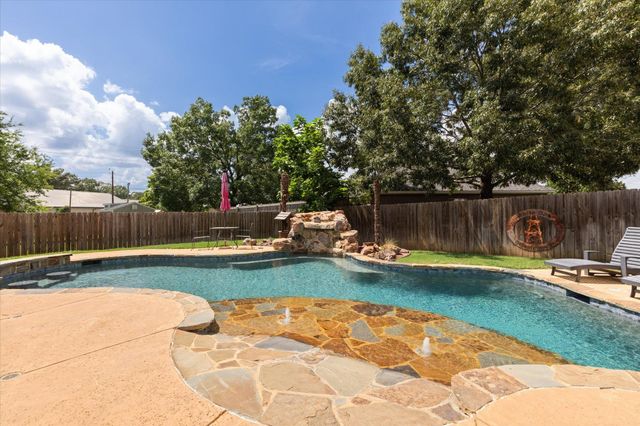 1513 N Whatley, White Oak, TX 75693