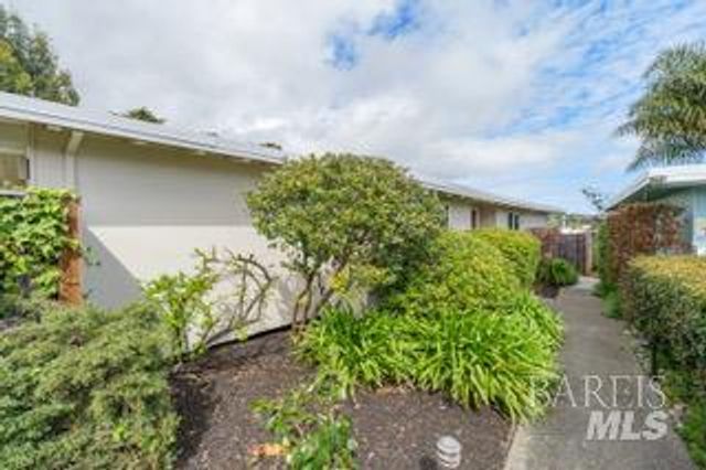 50 Porto Bello Dr, San Rafael, CA 94901