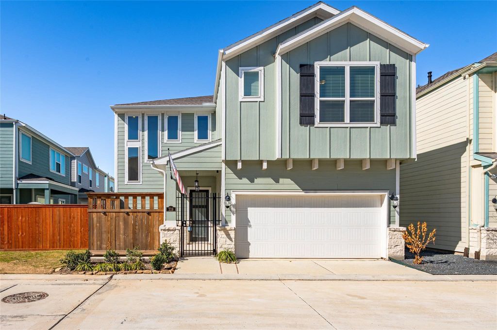 719 Sandy Bay Lane, Kemah, TX 77565